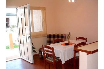 Kroatija Privát Okrug Donji, Eksterjeras